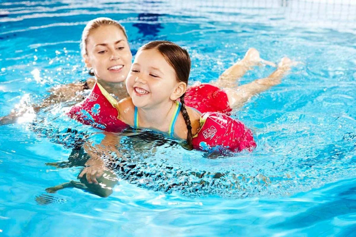 3 bước tự dạy bơi cho bé siêu đơn giản