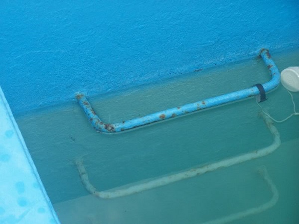 Cầu thang sắt trong bể bơi