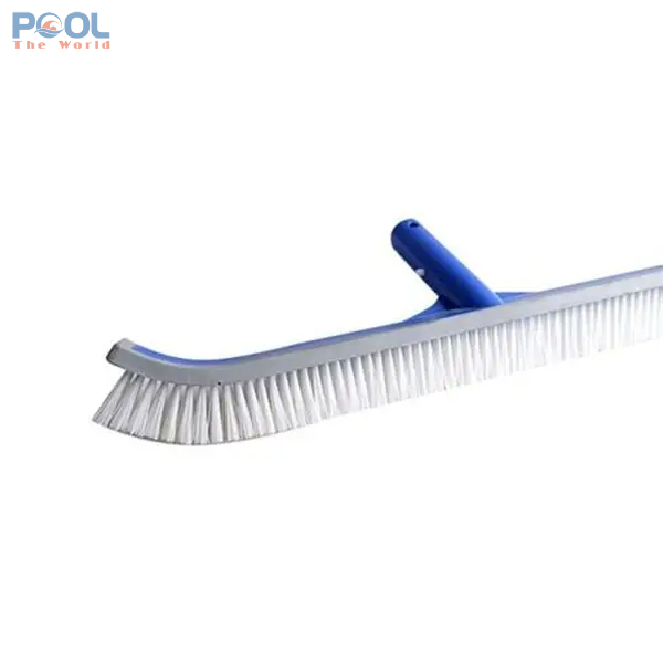 Không Còn Rêu Mốc – Bàn Chải Hồ Bơi Là Giải Pháp Sạch Đến Từng Kẽ Gạch