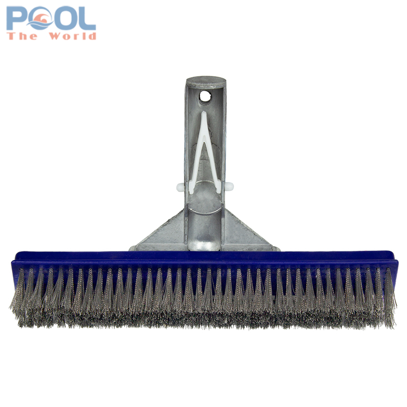 Không Phải Hóa Chất – Bàn Chải Mới Là “Vũ Khí” Làm Sạch Hồ Bơi Triệt Để