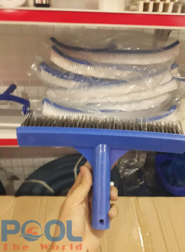 Hướng dẫn chọn và sử dụng bàn chải hồ bơi giúp bảo trì hồ bơi bền lâu