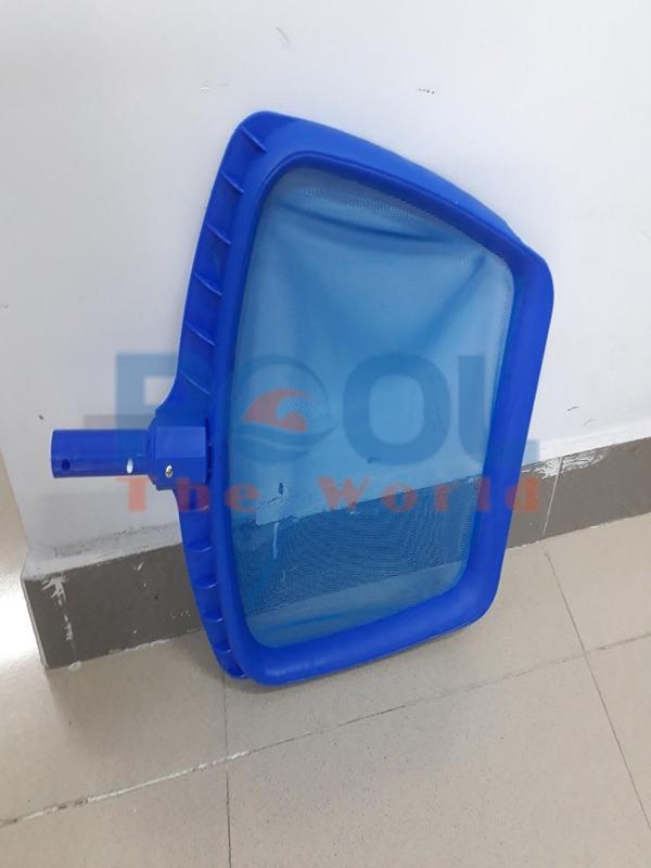 Vợt lá cây nông lòng – Công cụ tối ưu cho việc vệ sinh mặt hồ bơi