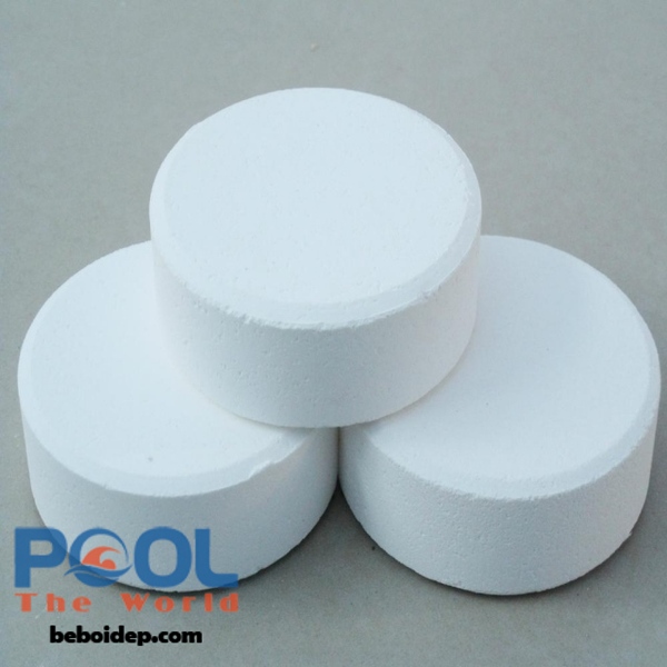 Tại sao hồ bơi nên dùng Clo viên tan chậm thay vì dạng bột hoặc nước?