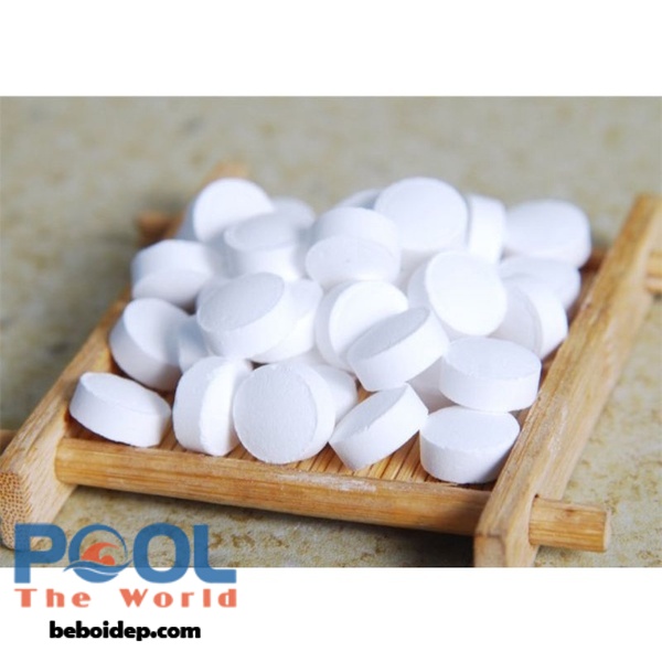 Tại sao hồ bơi nên dùng Clo viên tan chậm thay vì dạng bột hoặc nước?