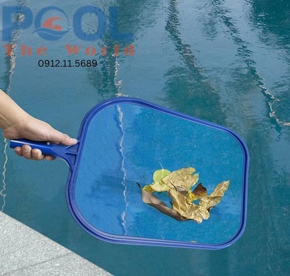Dọn hồ bơi đầy tảo xanh dễ dàng với vợt lá cây nông lòng