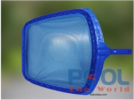 Dọn hồ bơi đầy tảo xanh dễ dàng với vợt lá cây nông lòng