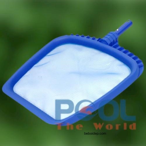 Dọn hồ bơi đầy tảo xanh dễ dàng với vợt lá cây nông lòng