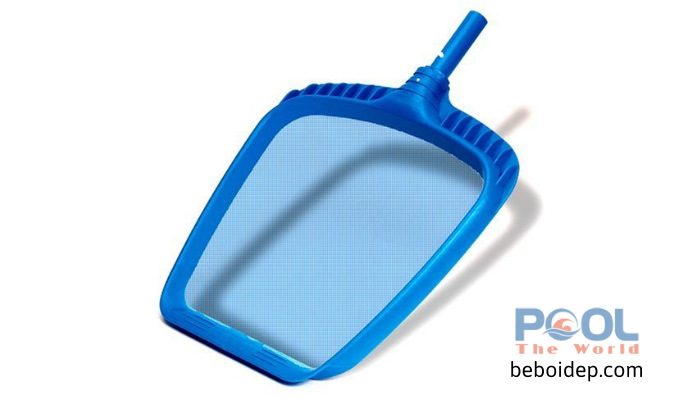 Cách kết hợp dụng cụ vệ sinh với máy lọc để tăng hiệu quả làm sạch hồ bơi
