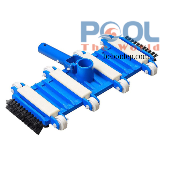 Giải pháp xử lý hồ bơi bẩn, rêu xanh bám chặt với bàn hút đáy hồ bơi 8 bánh chổi cọ 2 đầu xanh dương