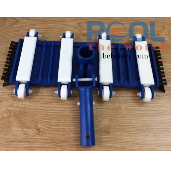 Giải pháp xử lý hồ bơi bẩn, rêu xanh bám chặt với bàn hút đáy hồ bơi 8 bánh chổi cọ 2 đầu xanh dương
