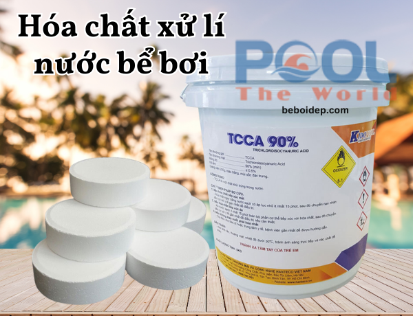 Hồ bơi thiếu Clo thường có nước đục, mùi lạ, rêu tảo xuất hiện và que test báo Clo thấp. Cách xử lý nhanh là bổ sung Clo đúng liều và chạy hệ lọc vài giờ để khử khuẩn và làm nước trong lại.