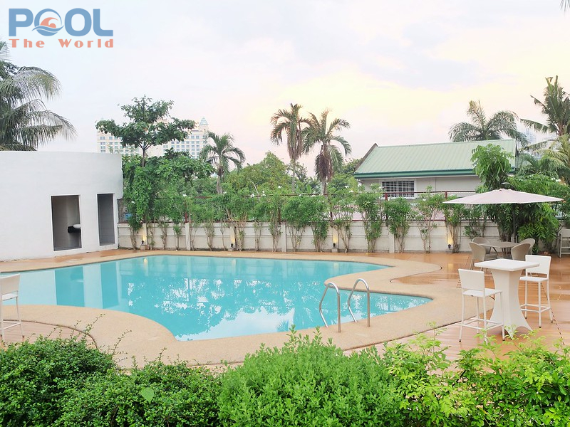 Tối ưu hiệu quả vệ sinh hồ bơi với hóa chất chuyên dụng và dụng cụ vệ sinh giá rẻ