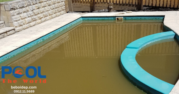 Hồ bơi lọc hoài vẫn đục? Nguyên nhân đến từ cặn siêu mịn khó xử lý. Khám phá cách dùng keo lắng cặn để làm nước hồ trong vắt chỉ sau một đêm!