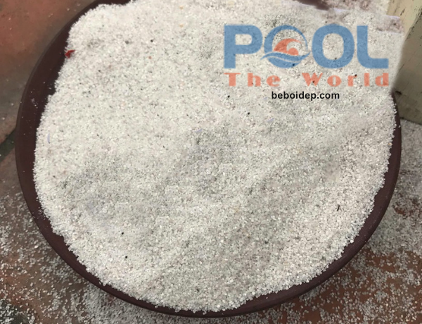 Bọt nổi trên mặt nước hồ bơi: Nguyên nhân & loại hóa chất giúp xử lý dứt điểm