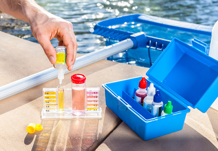 Mua hóa chất xử lý nước hồ bơi đúng cách – tiết kiệm và hiệu quả lâu dài