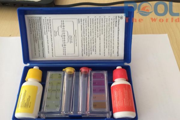 Nước hồ bơi chuyển màu bất thường kiểm tra ngay với bộ test pH Clo