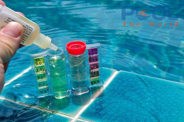 Nước hồ bơi chuyển màu bất thường kiểm tra ngay với bộ test pH Clo