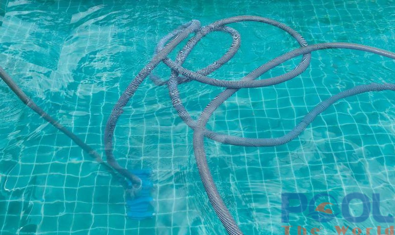 Bí quyết vệ sinh hồ bơi hiệu quả với ống hút chuyên dụng