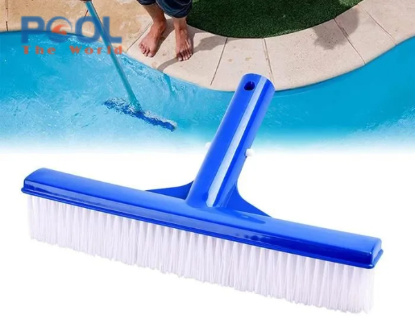 Bàn chải hồ bơi ngâm nước liên tục có ảnh hưởng đến tuổi thọ không?