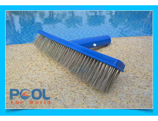 Bàn chải hồ bơi ngâm nước liên tục có ảnh hưởng đến tuổi thọ không?