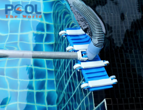 Bàn hút đáy dùng lâu có bị ảnh hưởng bởi hóa chất hồ bơi không?