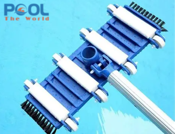 Bàn hút đáy dùng lâu có bị ảnh hưởng bởi hóa chất hồ bơi không?