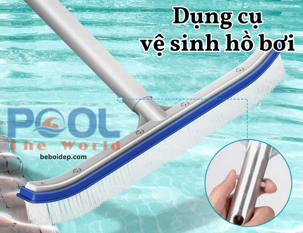 Cách đánh sạch màng nhớt vách sâu nhờ sào nhôm 7m và bàn chải dùng cho hồ bơi
