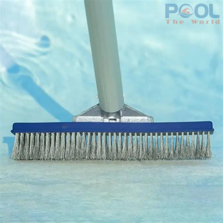 Cách đánh sạch màng nhớt vách sâu nhờ sào nhôm 7m và bàn chải dùng cho hồ bơi