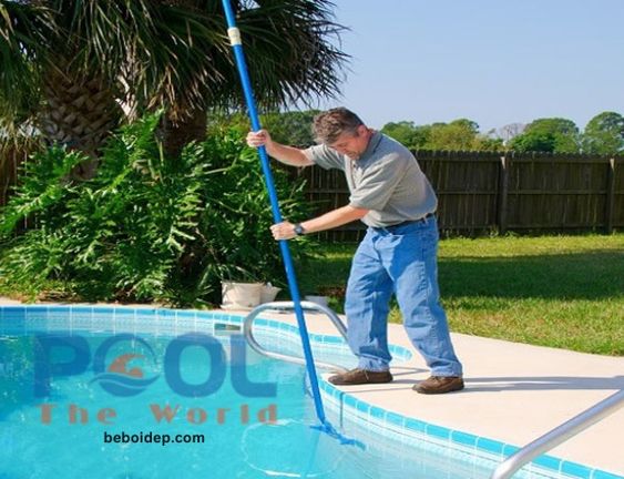 Cách đánh sạch màng nhớt vách sâu nhờ sào nhôm 7m và bàn chải dùng cho hồ bơi