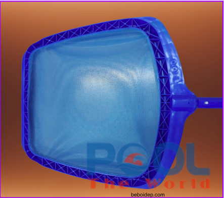 Cách sử dụng vợt lá cây nông lòng để làm sạch mặt hồ bơi trong 5 phút mà không làm đục nước