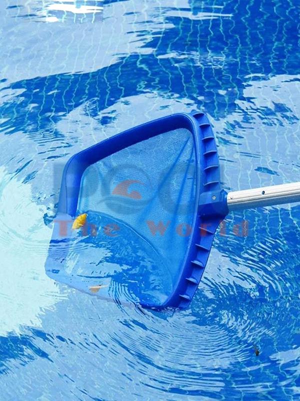 Cách sử dụng vợt lá cây nông lòng để làm sạch mặt hồ bơi trong 5 phút mà không làm đục nước