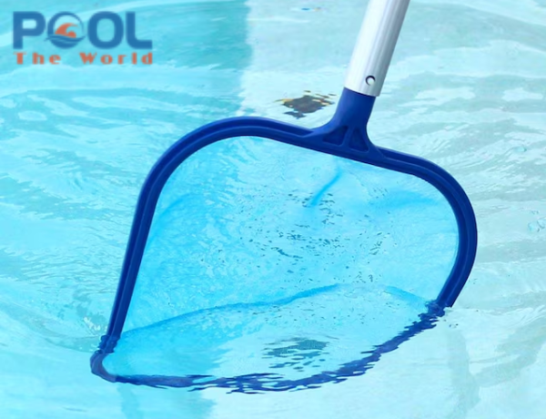 Cách sử dụng vợt lá cây nông lòng để làm sạch mặt hồ bơi trong 5 phút mà không làm đục nước