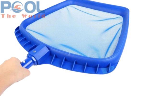 Cách sử dụng vợt lá cây nông lòng để làm sạch mặt hồ bơi trong 5 phút mà không làm đục nước