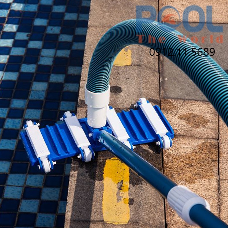 Chọn Bàn hút đáy hồ bơi 4 bánh hay 8 bánh để làm sạch tối ưu?