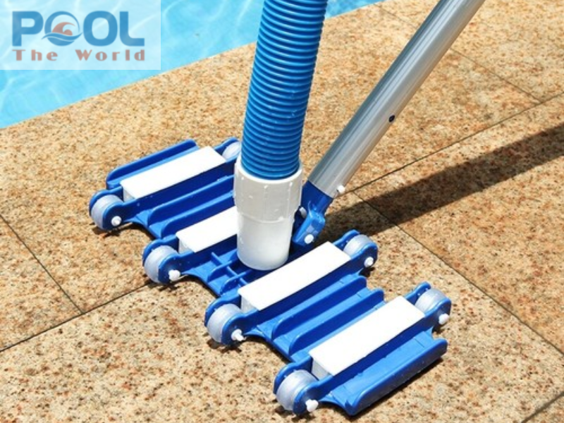 Chọn Bàn hút đáy hồ bơi 4 bánh hay 8 bánh để làm sạch tối ưu?