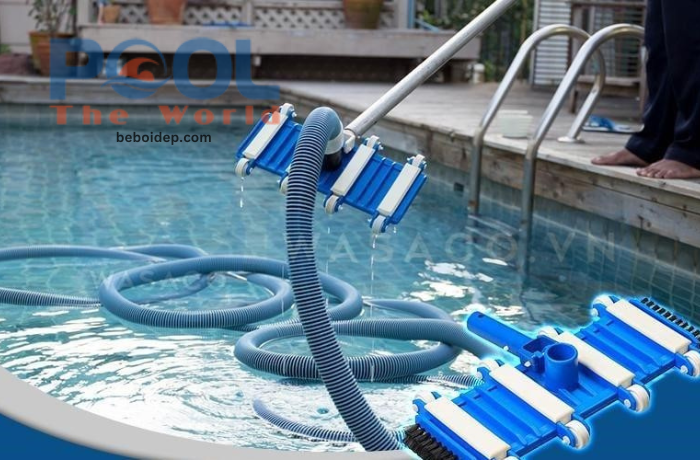 Chọn Bàn hút đáy hồ bơi 4 bánh hay 8 bánh để làm sạch tối ưu?