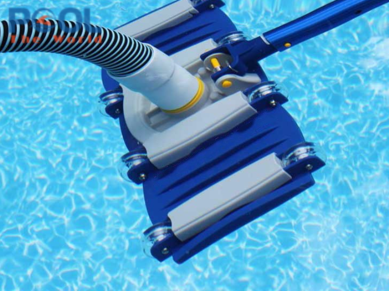 Chọn Bàn hút đáy hồ bơi 4 bánh hay 8 bánh để làm sạch tối ưu?