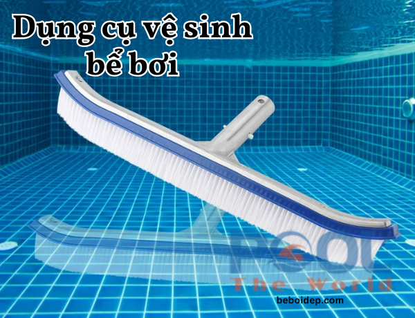 Có nên dùng lực mạnh khi chà thành hồ bơi hay không? 