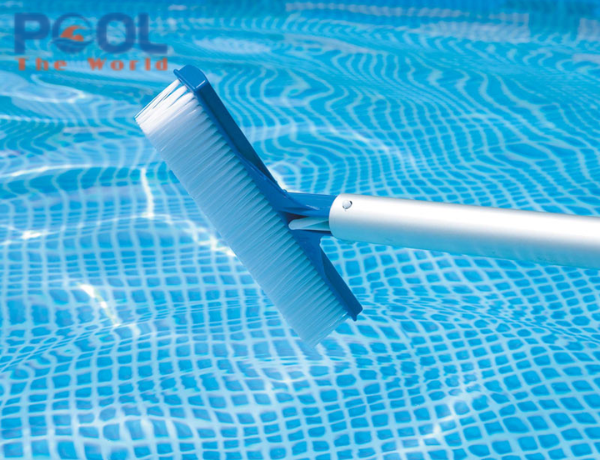 Có nên dùng lực mạnh khi chà thành hồ bơi hay không? 