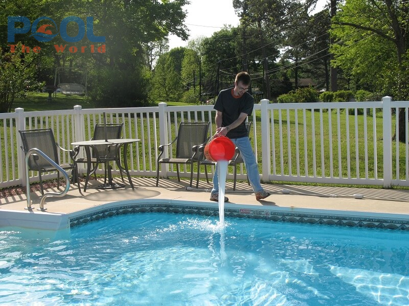 Làm sao để diệt tảo đen trên gạch mosaic hồ bơi? 