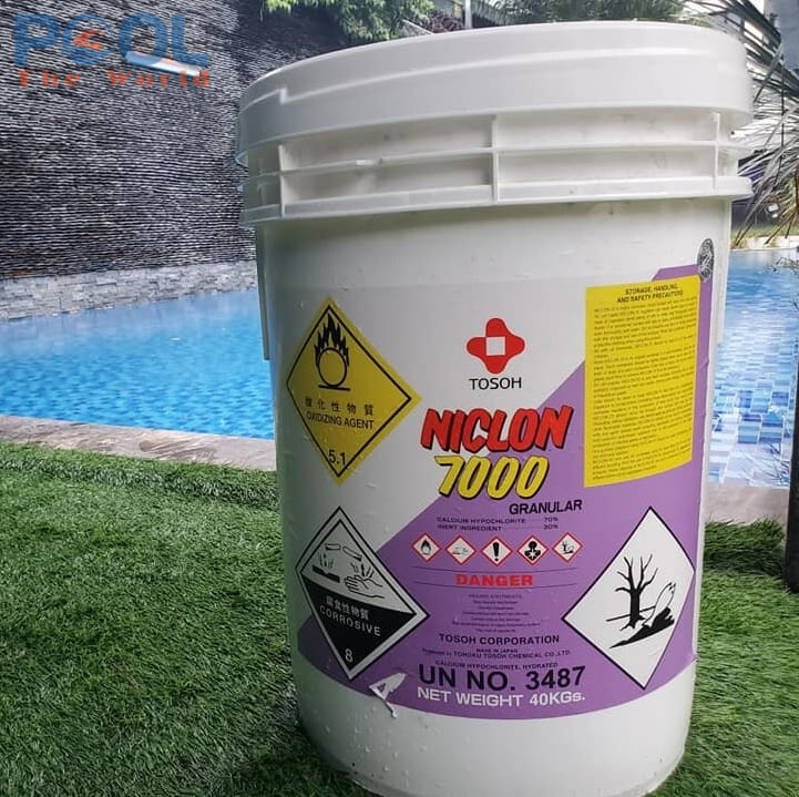 Giữ làn nước hồ bơi an toàn không xót da bằng bột chlorine nhật niclon 7000