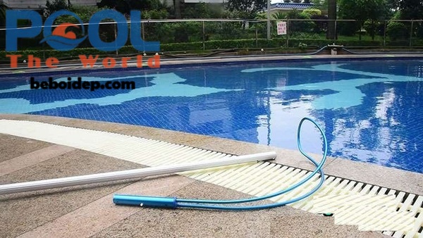 Hồ Bơi Dài 12m Nên Dùng Sào Nhôm 6m Hay 9m Để Vệ Sinh Dễ Hơn