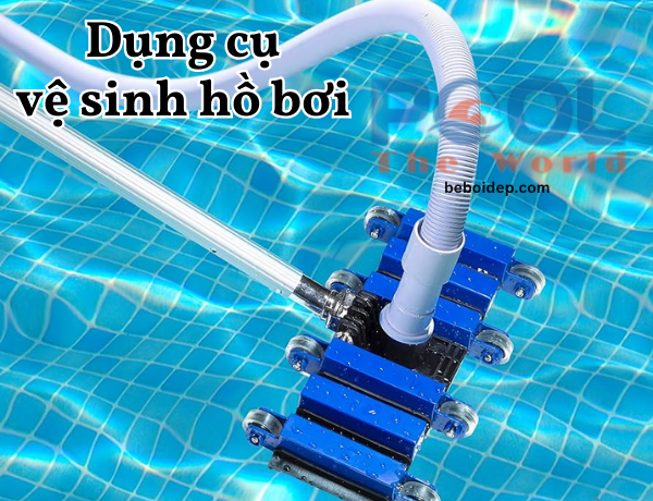 Cách làm sạch lòng bể gạch gốm bằng bàn hút đáy hồ bơi chuyên dụng