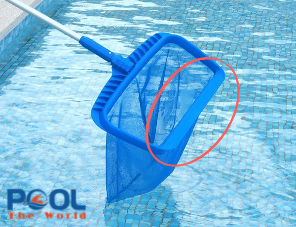 Mép vát của khung vợt rác hồ bơi có tác dụng gì khi vớt rác?