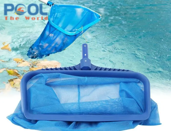 Mép vát của khung vợt rác hồ bơi có tác dụng gì khi vớt rác?