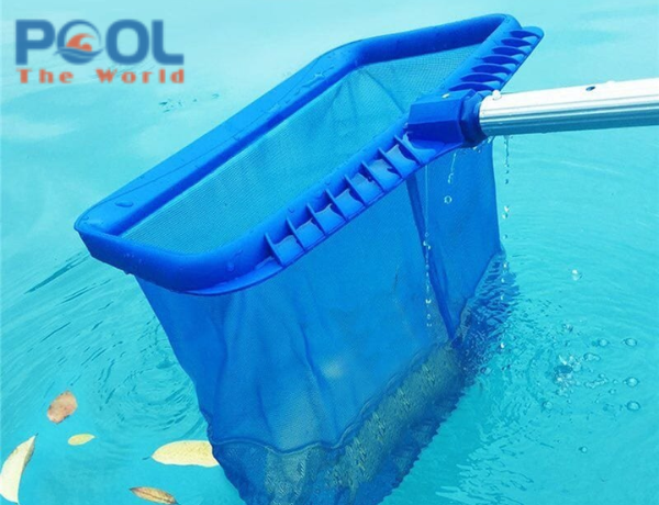 Mép vát của khung vợt rác hồ bơi có tác dụng gì khi vớt rác?