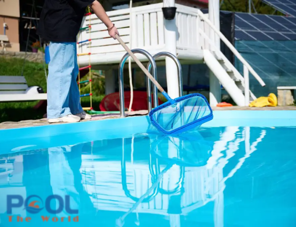 Mép vát của khung vợt rác hồ bơi có tác dụng gì khi vớt rác?