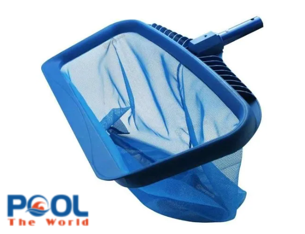 Mép vát của khung vợt rác hồ bơi có tác dụng gì khi vớt rác?