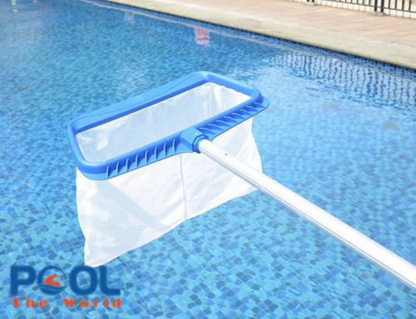 Mép vát của khung vợt rác hồ bơi có tác dụng gì khi vớt rác?