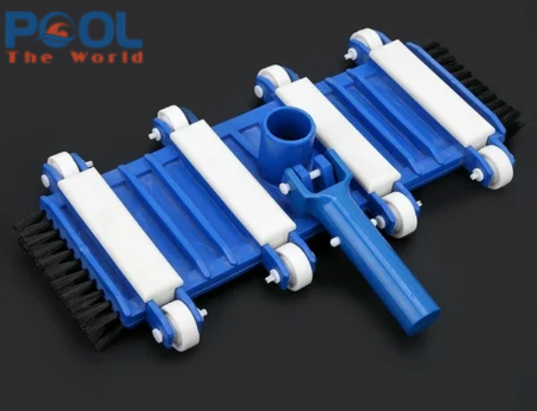 Nên chọn bàn hút đáy có chổi hay không chổi để vệ sinh hồ bơi?